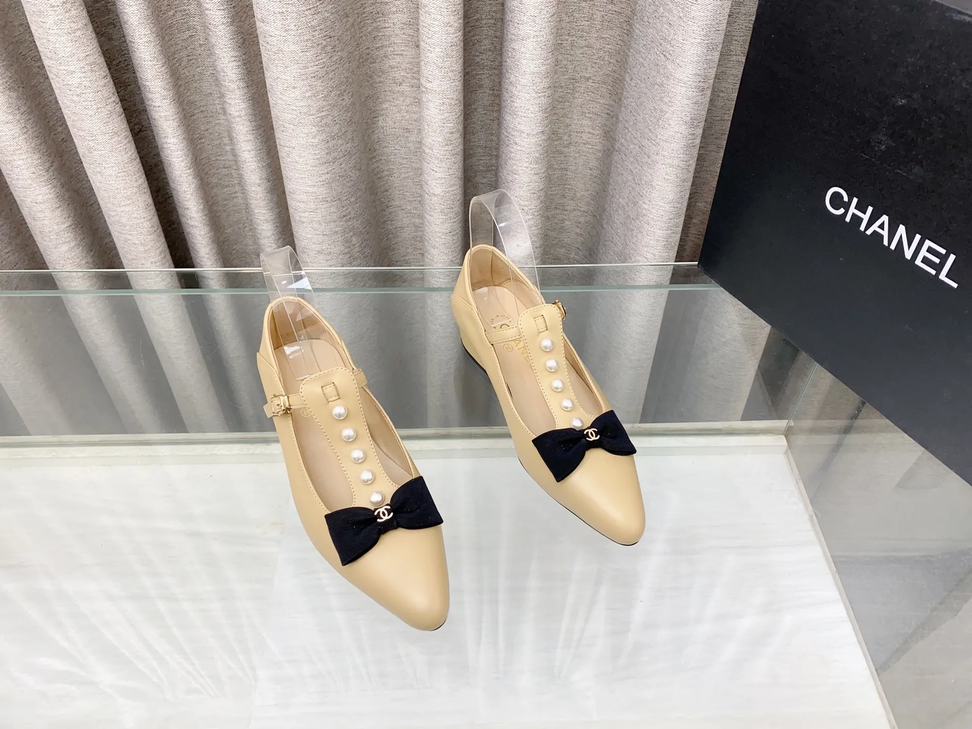 👟👟Ex-factory price 620👟👟 25Ss new spring and summer Chanel small fragrant pearl bow Mary Jane shoes. The cute bow decoration is playful and elegant ~ the upper is decorated with pearls, full of exquisiteness, and you can walk properly and beautifully! It's 100% sweet and so beautiful that you can't take your eyes away. It's comfortable and not tiring for your feet. It lengthens your leg lines! Have beauty and wear it with your own style and attitude! Upper: Lambskin Lining: Lambskin lining Sole: Italian genuine leather sole Size: 35-39 (40, 41 customizations are not returnable)